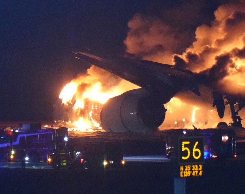 Un avion al Japan Airlines a luat foc pe Aeroportul Haneda din Tokyo, în urma ciocnirii cu un avion al Gărzii de Coastă. 379 de oameni salvaţi, 5 morți