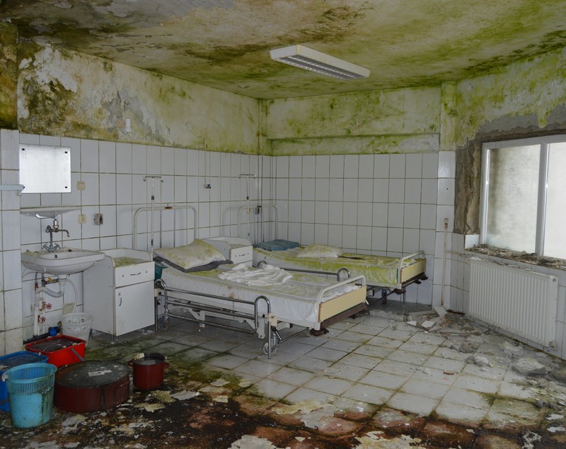 FOTOREPORTAJ/ Bombă biologică în spitalul din Negrești, închis de Guvernul Boc: pereți, instrumentar și paturi mucegăite