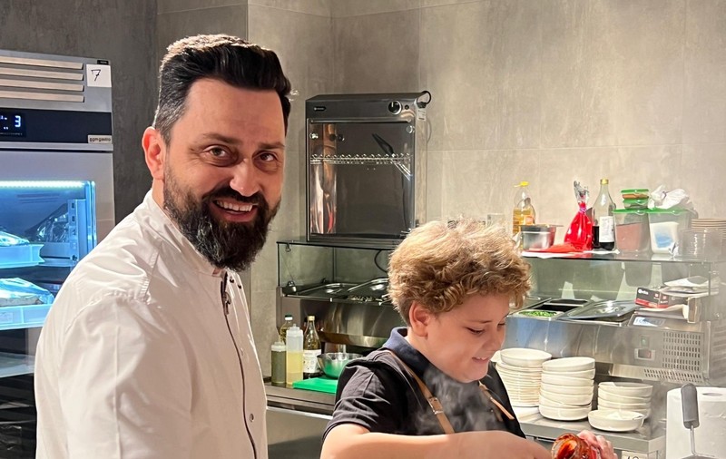 Gestul emoționant făcut de Chef Orlando Zaharia în prag de sărbători. „Mi-am dorit mult să-l cunosc și să-i pot dărui această bucurie”
