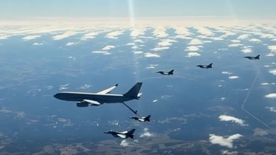 Piloții români de F-16 exersează realimentarea în zbor: „Consolidăm capacitatea NATO de reacție rapidă”
