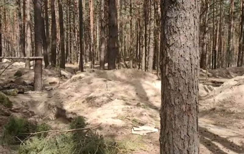 Imagini publicate de oficialii ucraineni cu groapa comună găsită lângă Kiev. Trupurile celor uciși au urme de tortură