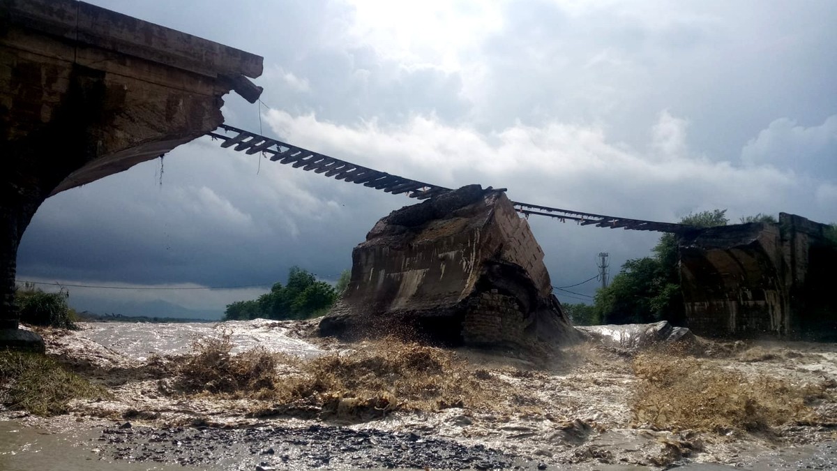 Șova despre podul de cale ferată distrus de viitură în județul Brașov: Acel sector făcea parte dintr-o zonă neinteroperabilă