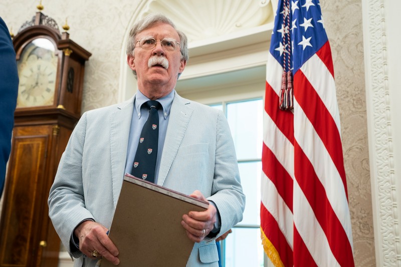 John Bolton a fost consilier în probleme de securitate naţională al Casei Albe în 2018, în administrația Trump. El a fost demis în 2019 de miliardarul republican, care a spus atunci că nu a fost de acord cu multe dintre sugestiile lui