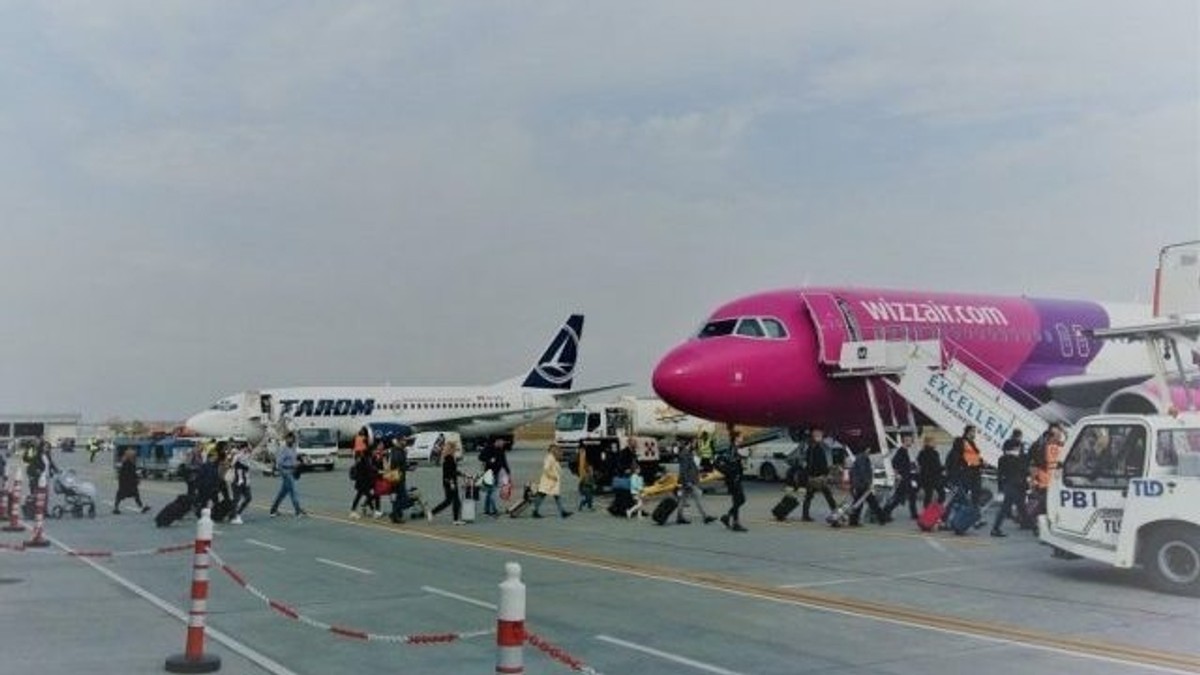 VIDEO Bărbat dat jos din avion la Cluj, în aplauzele pasagerilor, pentru că voia să poarte mască