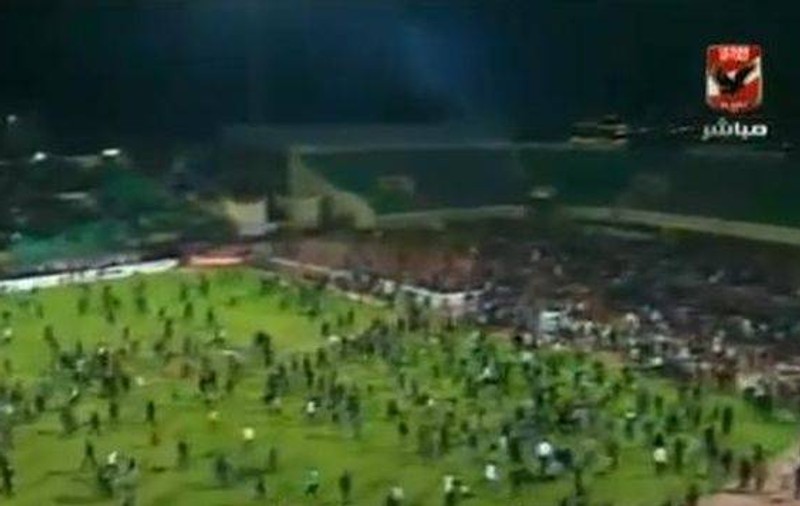 Imagini şocante! Jucătorii lui Al Ahly stau în vestiar printre fani înjunghiaţi | VIDEO
