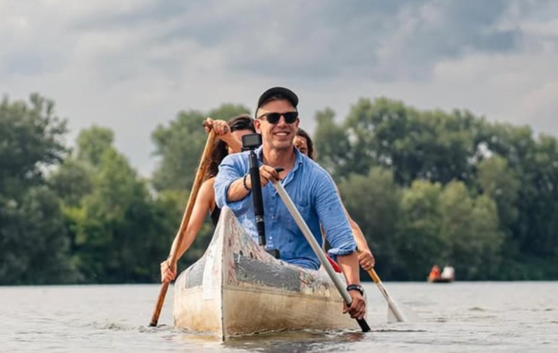 Cum și-a construit Peter Magyar, pas cu pas, imaginea de om de casă, sportiv și mezelar pentru familie cu care l-a bătut pe Viktor Orban