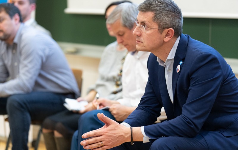 Alianţa 2020 USR-PLUS îi cere preşedintelui Iohannis să participe la şedinţa de guvern de vineri, pentru a stopa o posibilă Ordonanţă pe Codurile Penale