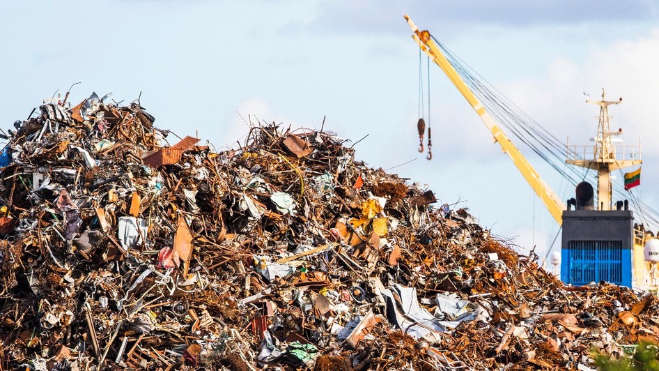 Grămadă de deșeuri metalice depozitate pentru reciclare