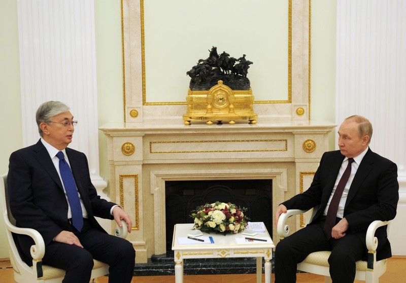 Președintele kazah Kassym-Jomart Tokayev și liderul rus Vladimir Putin au stat unul lângă celălalt, despărțiți doar de o măsuță de cafea, în cadrul întrevederii de la Moscova | Foto: EPA
