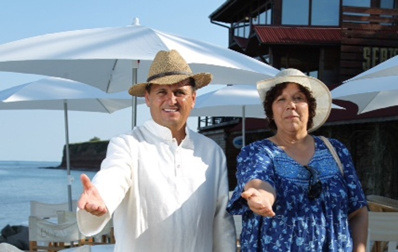 Foto | Nea Marin se face patron de restaurant în noul sezon al "Serviţi, vă rog!". Şefă la bucătărie e doamna Bamboi