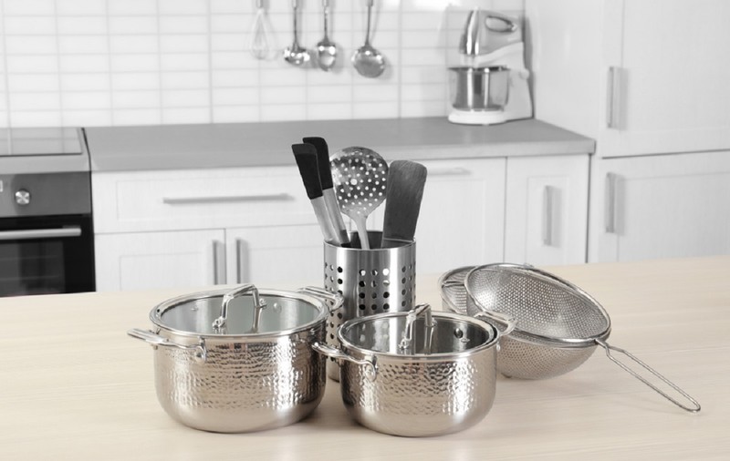 Cum să cureți obiectele din inox cu ingrediente din bucătărie