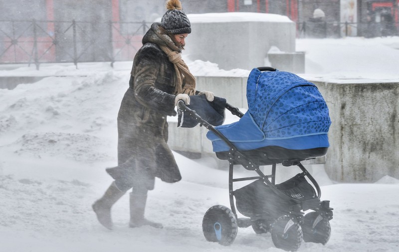 Un bebeluș a murit după ce părinții l-au scos pe balcon, "să doarmă la aer curat", la temperaturi cu minus