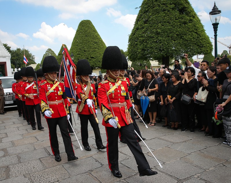 Un an de doliu în Thailanda | Sicriul regelui Bhumibol a fost transportat în cadrul unei procesiuni la Palatul Regal. FOTO