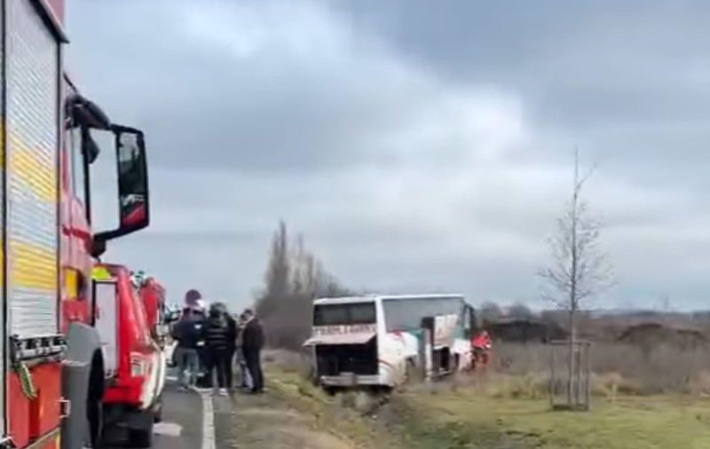Șoferul unui autocar cu 25 de pasageri a murit la volan, pe o șosea din Timiș