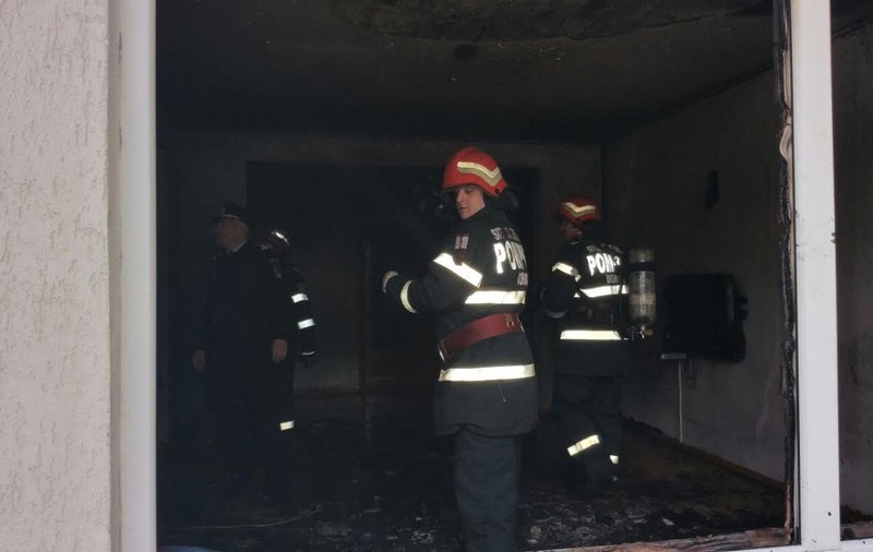 Bloc evacuat după un incendiu pornit de la un încărcător de telefon