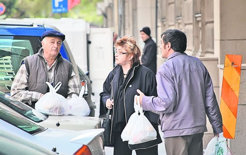 Soţia lui Ion Lucian a împărţit ieri pomana