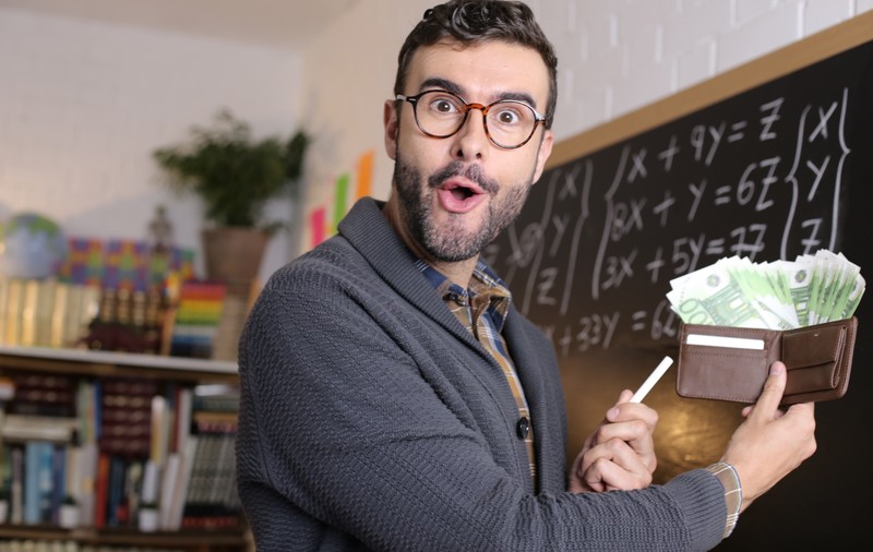 Este ultimul an când profesorii mai primesc primă de carieră didactică. Când intră banii și care sunt noile reguli de acordare
