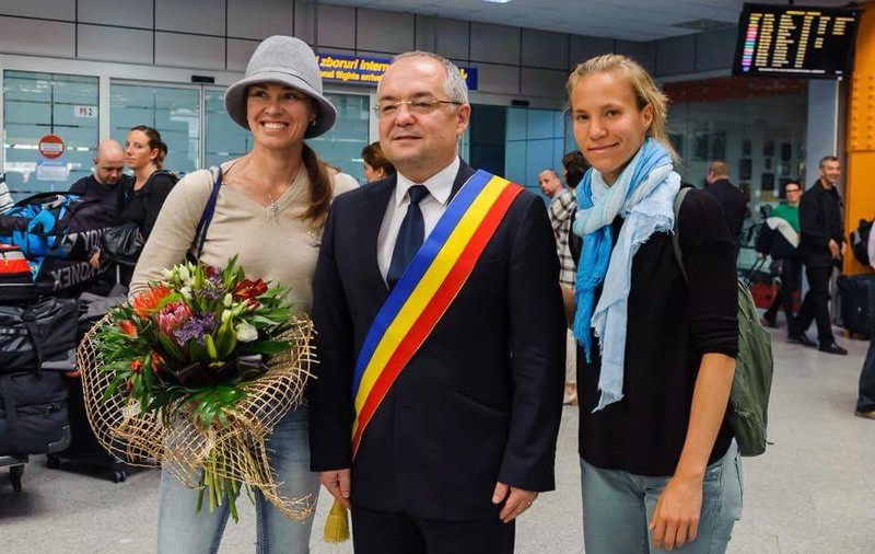 Simona Halep, lăudată de Martina Hingis, căpitanul nejucător al echipei de Fed Cup a Elveției