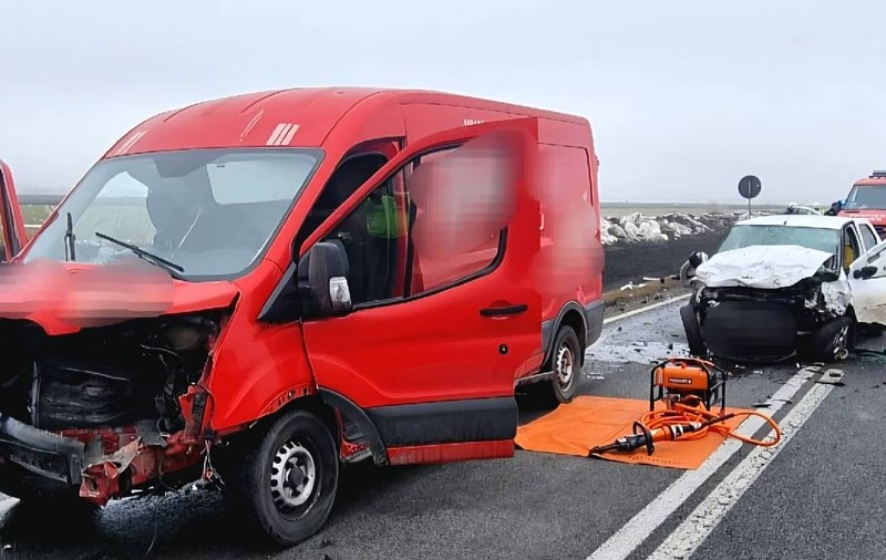 Un șofer a adormit pe DN2B, spre Brăila și a intrat cu mașina frontal într-o dubiță de pe contrasens