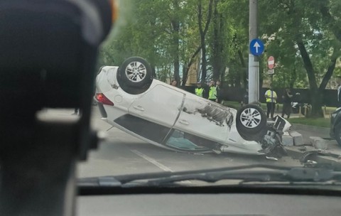 Trei mașini s-au lovit în sectorul 6 din București: un autoturism s-a răsturnat, iar o femeie a fost rănită