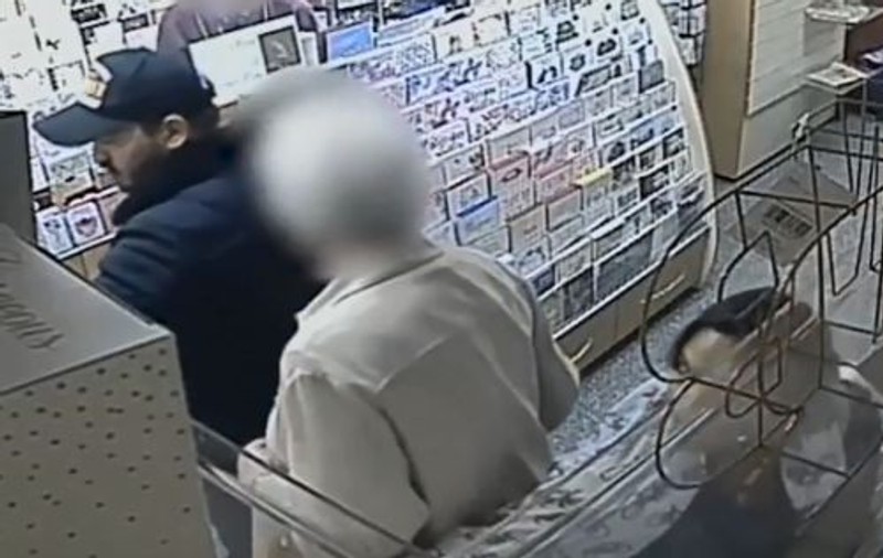 VIDEO | O bătrână a făcut infarct imediat după ce a fost prădată de hoți. Momentul furtului a fost filmat