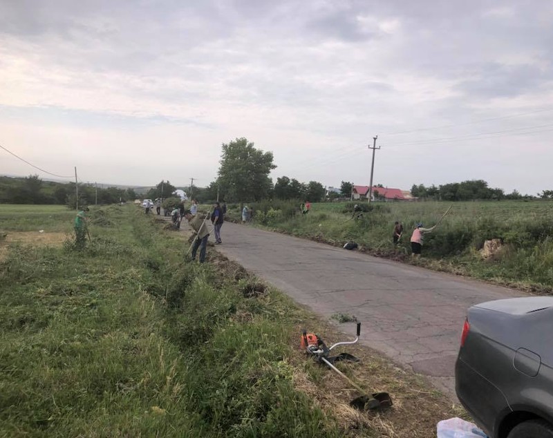 FOTO: Polițiști, consilieri locali și angajații unei primării din Vaslui, încolonați de edil și duși la curățatul șanțurilor