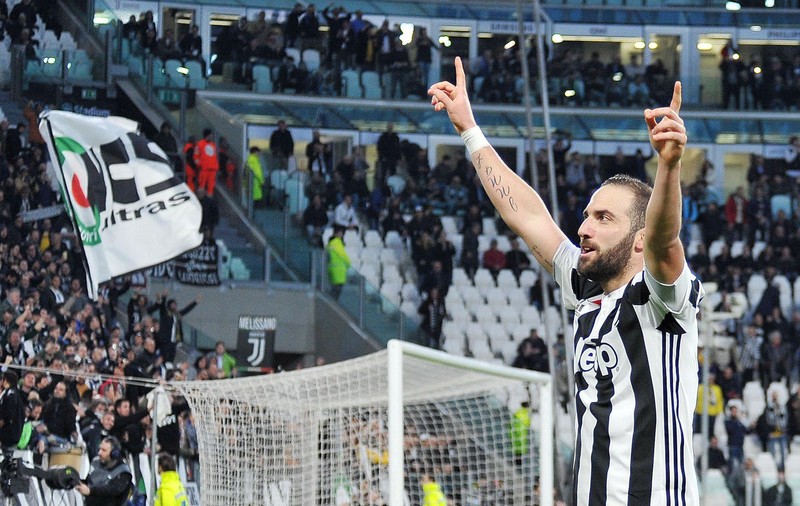 Paris Saint-Germain îl vrea pe Gonzalo Higuain