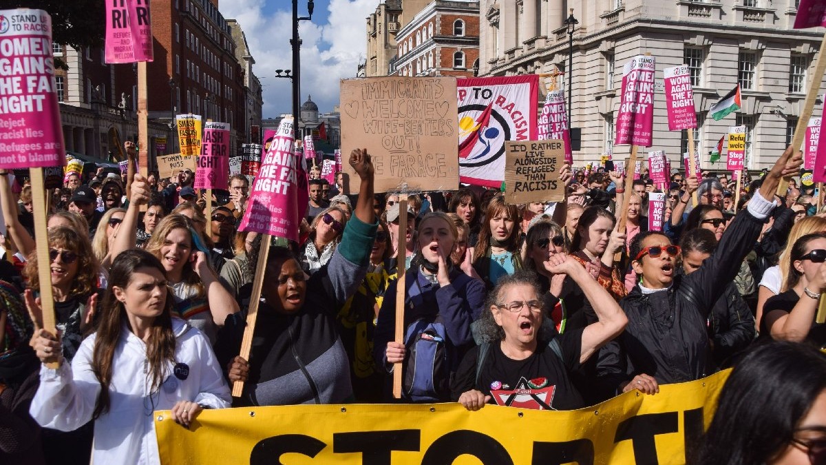 13 septembrie 2025, Londra, Anglia, Regatul Unit: Protestatarii mărșăluiesc împotriva rasismului și fascismului și în sprijinul migranților în Whitehall, în timp ce protestatarii de extremă dreapta, printre care Tommy Robinson, organizează propria lor marș și miting în fața Downing Street,