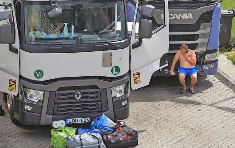 Un șofer român de TIR a câștigat procesul cu angajatorul olandez și are de primit 25.000 de euro: „Zece paturi pentru 80 de șoferi”