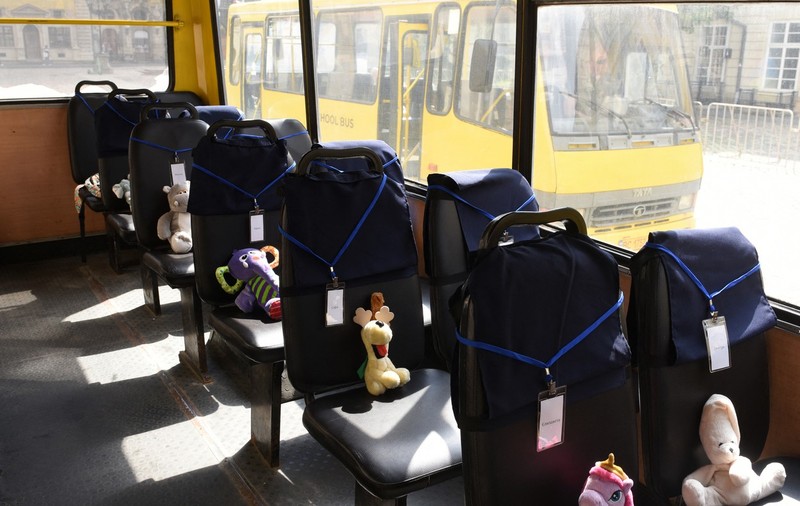 „Excursia care nu va avea loc niciodată”. Memorial cu autobuze școlare goale, în centrul Liovului, pentru cei 243 de copii uciși în război