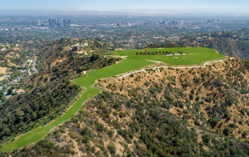 „Muntele” din Beverly Hills, o proprietate cotată la 1 miliard de dolari, s-a vândut cu doar 100.000 de dolari. A aparținut unei prințese din Iran și a fost râvnit de Jeff Bezos
