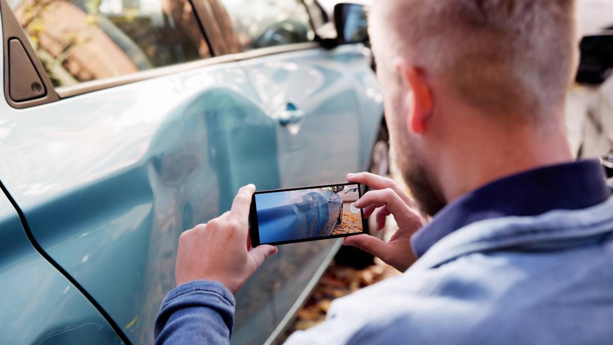 Investigatorul De Asigurări Capturează Dovezi Ale Accidentelor De Mașină De Pe Smartphone