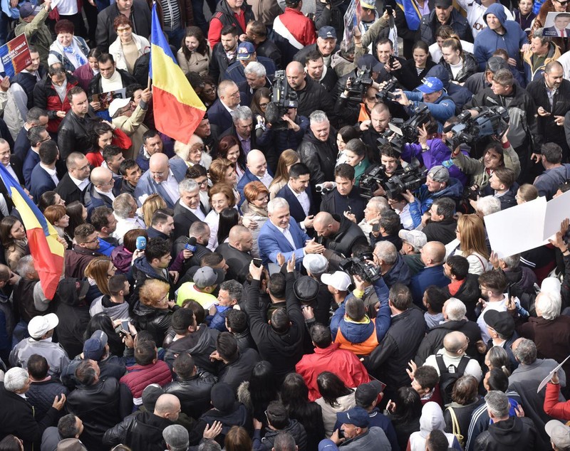 VIDEO/ Dragnea, la mitingul PSD de la Craiova: „Oamenii mi-au zis: «Chiar dacă te arestează, să nu renunţi, că venim şi te scoatem de acolo»”