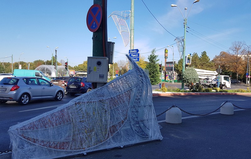 Luminițe tricolore de Crăciun în Capitală! A început montarea lor