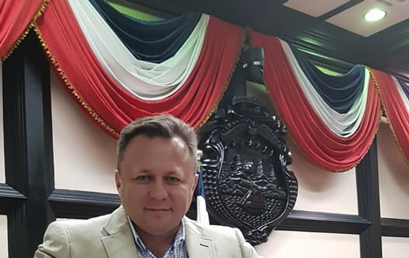 Dragoș Dolănescu n-are viață ușoară ca deputat în Costa Rica. Job de 12 ore,  6 zile pe săptămână!