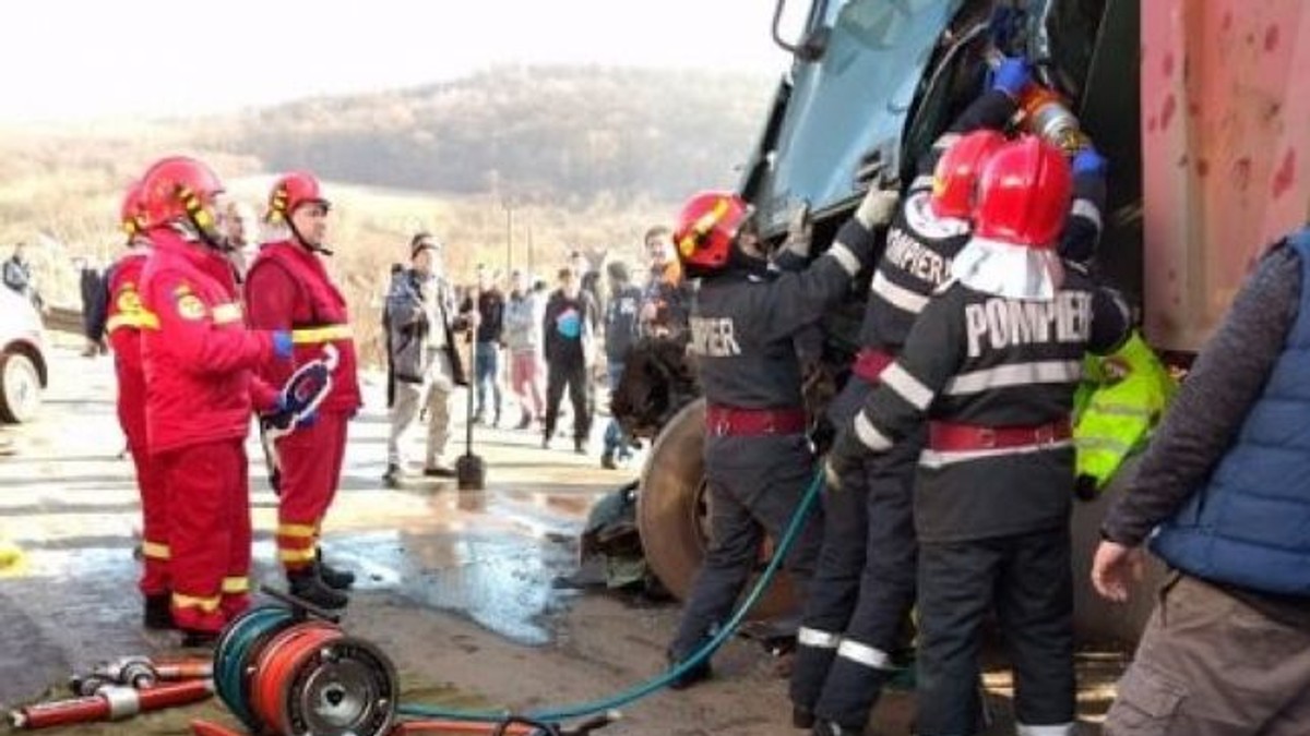 Două TIR-uri s-au ciocnit în Hunedoara