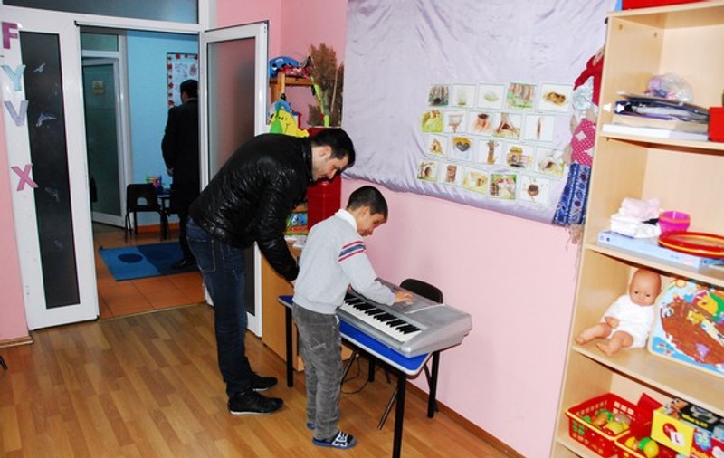 GEST IMPRESIONANT! Liviu Vârciu cântă la pianină împreună cu un copil cu dizabilităţi