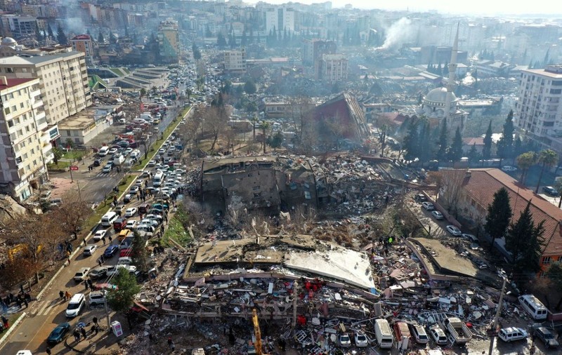 „Orașele vor fi cimitire”. Guvernul turc, acuzat că a oferit amnistii clădirilor ilegale din zonele lovite de cutremur. Dimensiunea politică a unei tragedii