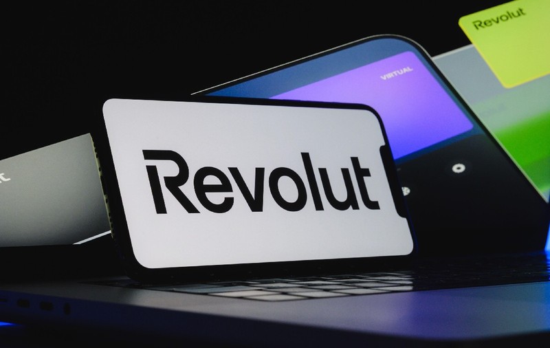 Sigla Revolut afișată pe ecranul unui telefon