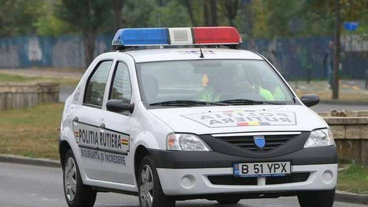 Un polițist băut din Huedin a făcut accident cu mașina de serviciu. Bărbatul a intrat într-un cap de pod