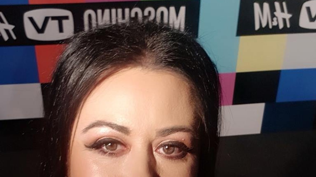 Rămâi mască! Cum a apărut Oana Roman la concertul Deliei de la Sala Palatului