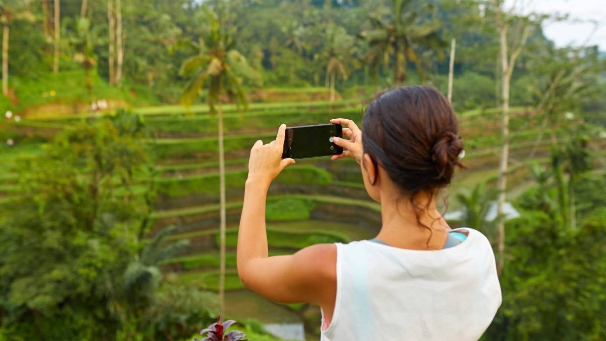 Turist Indonezia, face poze / filmeaza