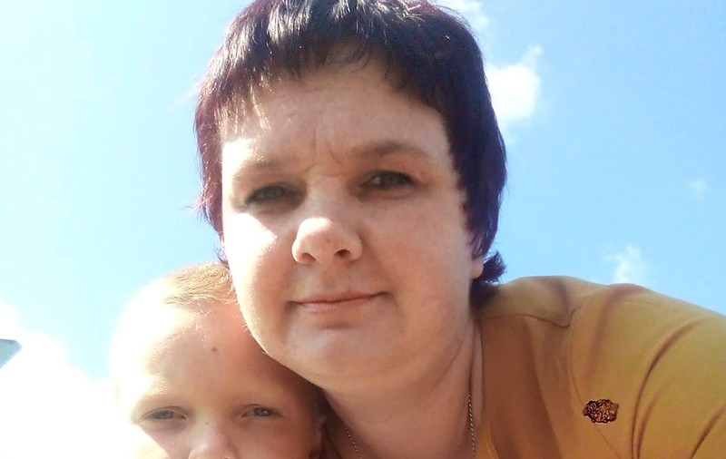 O mamă, acuzată că și-a torturat până la moarte fiul de 8 ani, în Rusia. Băiatul i-ar fi spus tatălui vitreg că ea are un amant