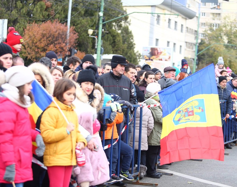 GALERIE FOTO/ Mii de timișoreni au înfruntat frigul să vadă parada militară. Și aici oamenii au huiduit discursul transmis de Viorica Dăncilă