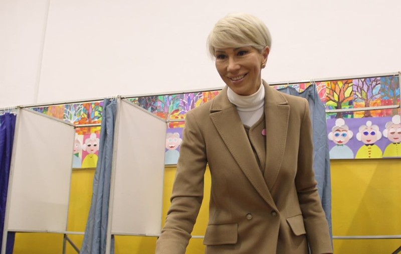 Vicepremierul Raluca Turcan a votat la Sibiu:  "Există un singur om care în fruntea României  poate face echipă puternică cu Guvernul!"