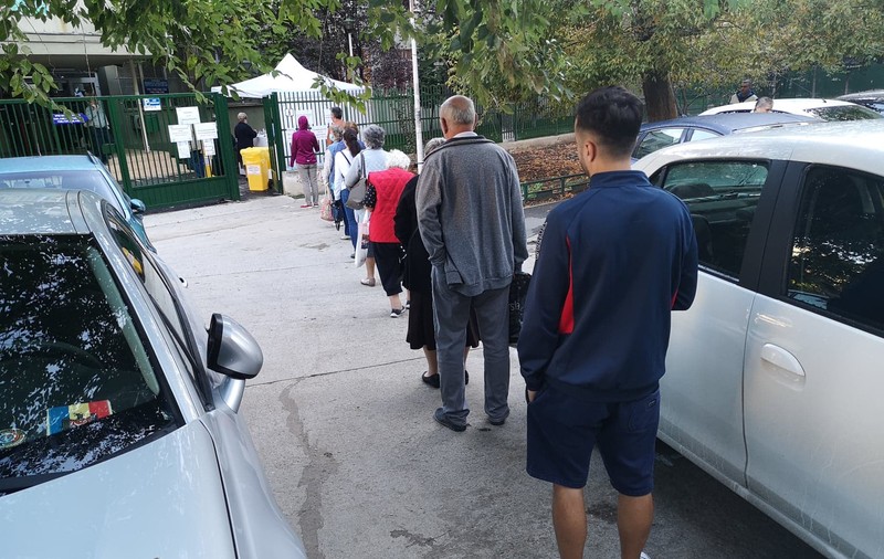 Cozi cu distanțare socială, la mai multe secții de votare din București. În interior au voie doar cinci persoane