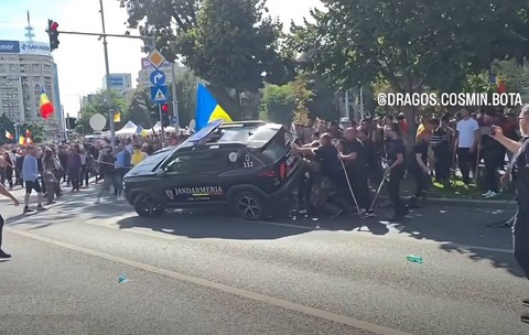 Dusterul Jandarmeriei, imposibil de răsturnat de 10 huligani de la mitingul oierilor. Foto: Instagram/ dragos.cosmin.bota