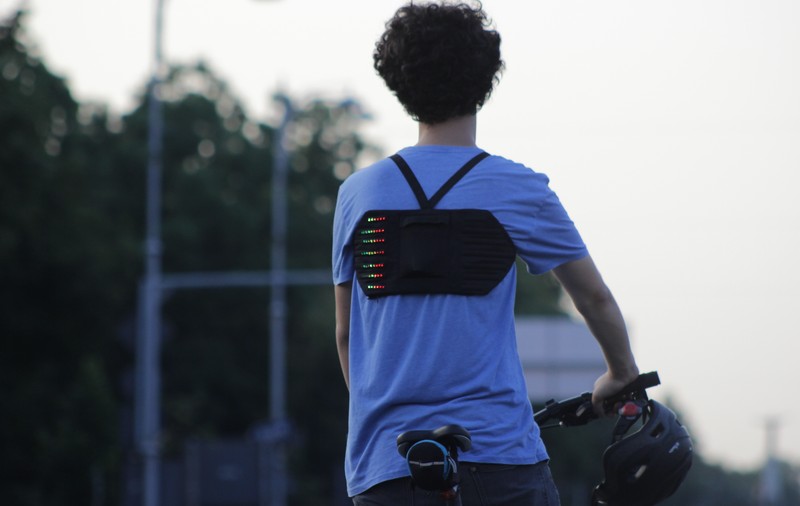VIDEO/ Vesta cu semnalizare pentru bicicliști, invenție românească. Luca Știrbăț, un tânăr de 19 ani, vrea să reducă accidentele pe două roți