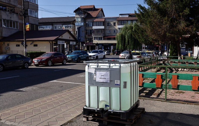 Din cauza secetei prelungite și a unei conducte ruginite, mii de locuitori din Târgu-Neamţ şi din cinci comune ale judeţului se confruntă, de trei luni, cu o criză a apei. Sursa foto: Vlad Chirea