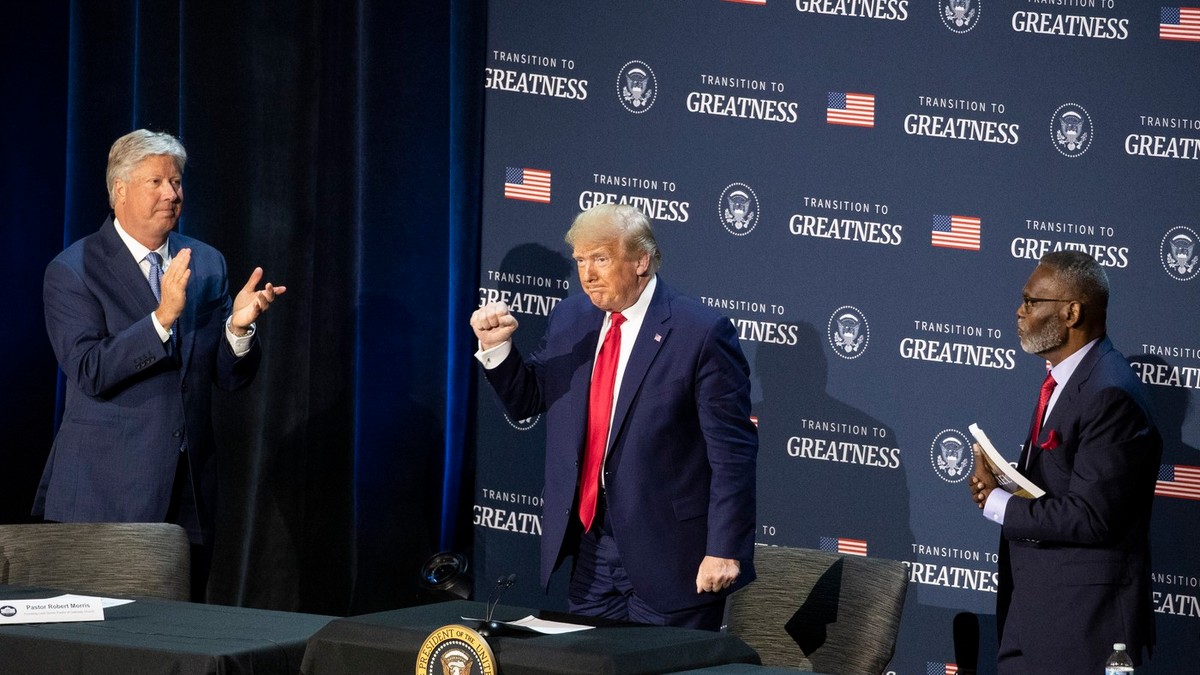 Pastorul Robert Morris (stânga) îl aplaudă pe Donald Trump (centru) Foto: Profimedia